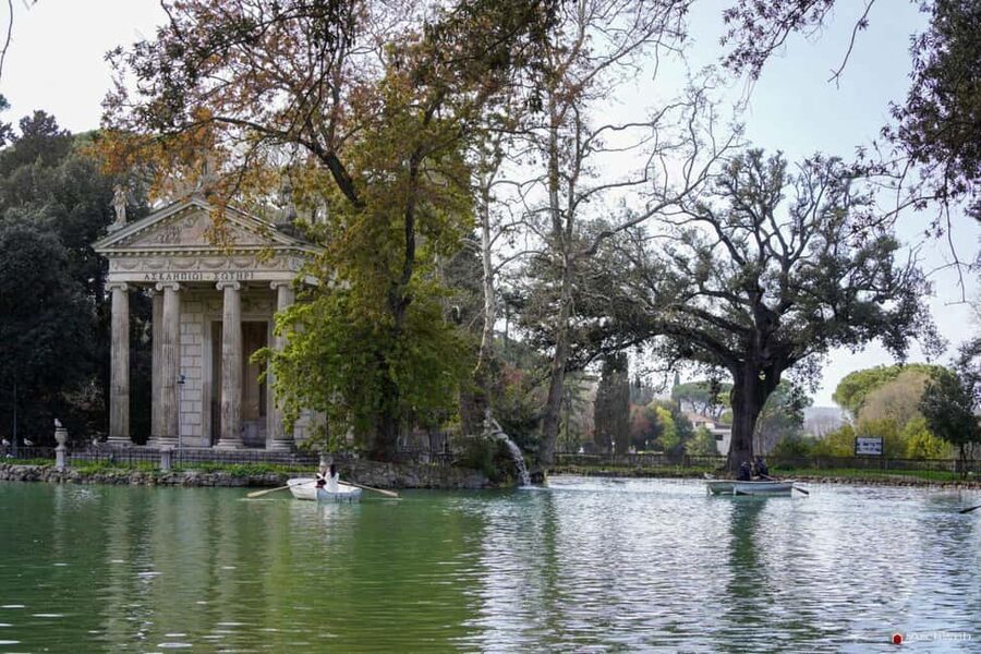 ROME: Villa Borghese Lake tour by boat paddling independently +aperitivo - Rowing Villa Borghese Lake: the whole point is doing it your way