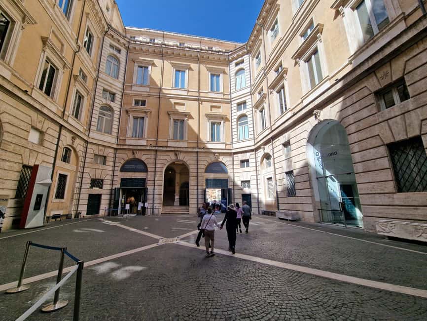 Rome: Walking Tour of World War 2 in Rome - Piazza Venezia and Mussolini’s balcony: the square as a political machine