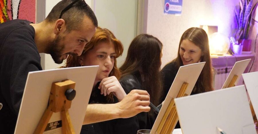 Rome: Wine and Paint Experience in Piazza Navona - Inside the Studio Near Piazza Navona: The Setting That Changes the Mood