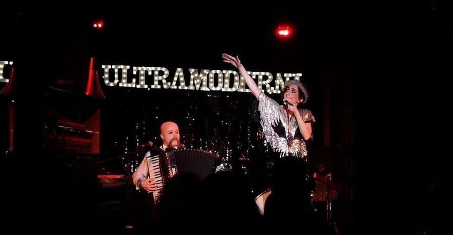 Rome: Wine, Legends, and Burlesque Extravaganza by Night - Entering the Burlesque Venue: Forms, Tables, and the 15€ First Drink