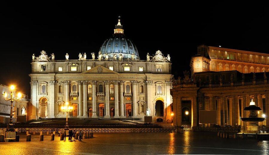 Skip the line Vatican Museum Sistine & St.Peter Private Tour - Raphael, Caravaggio, Leonardo, and the context that saves your brain
