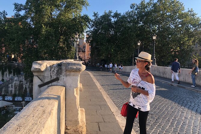 Trastevere Like a Local Food Tour with 7+ Food Tastings & Wines - Stop 4, Vicolo del Moro, where the street changes by time