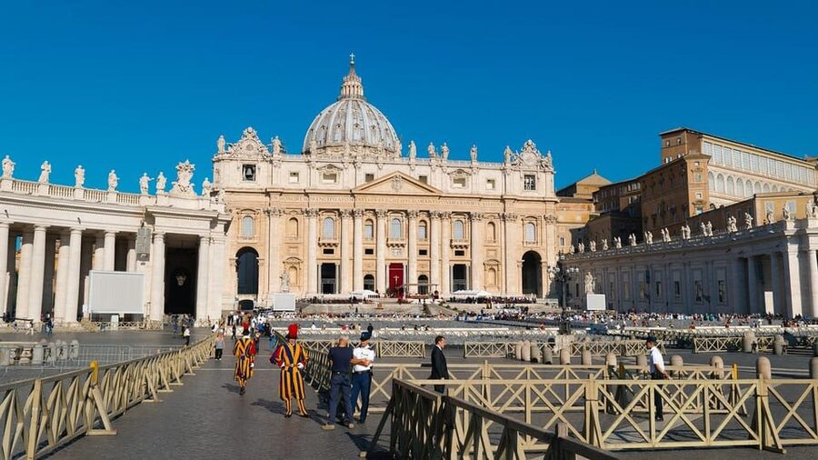 Vatican City: Guided Tour of the Papal Audience - Meeting Up at Ave Roma Tabaccheria and Finding Your Group Fast