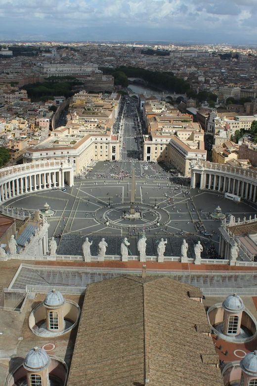 Vatican City: St Peters Basilica and Papal Tombs Guided Tour - St. Peter’s Square: where the guide sets the stage