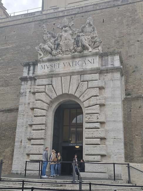 Vatican: Museum, Sistine Chapel & Raphael Rooms Evening Tour - Raphael Rooms: getting the guide-led story in time