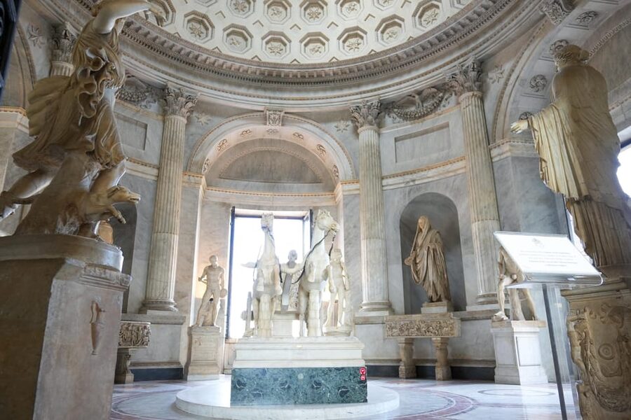Vatican Museums and Sistine Chapel Entry Ticket - Dress code, bag limits, and the cloakroom reality