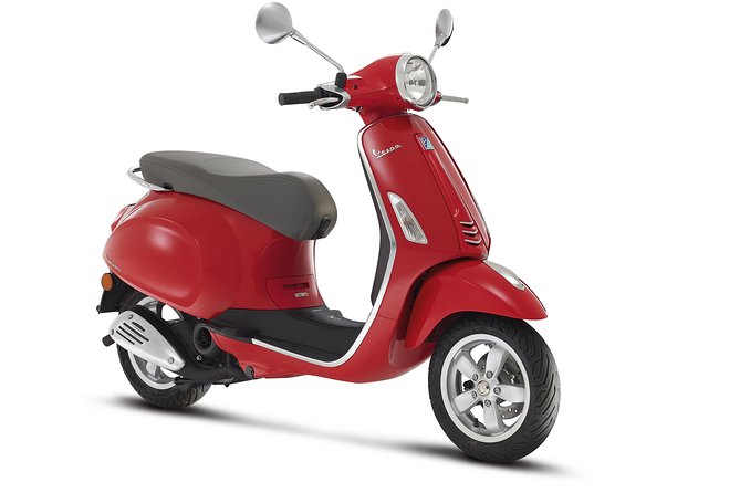 Vespa Primavera 125 cc Rental at Rome 24 ore - Colosseum-front start that keeps Rome from feeling like a commute