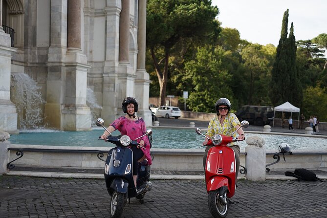 Vespa scooter Journey with Professional Photography - Piazza Venezia and Altare della Patria area moments