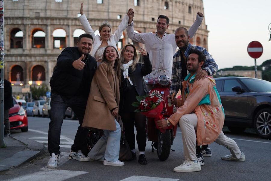 Vespa - Wine and Photo Tour in Rome - Janiculum Hill: wine, tasting, photos, and the “hold still” moment