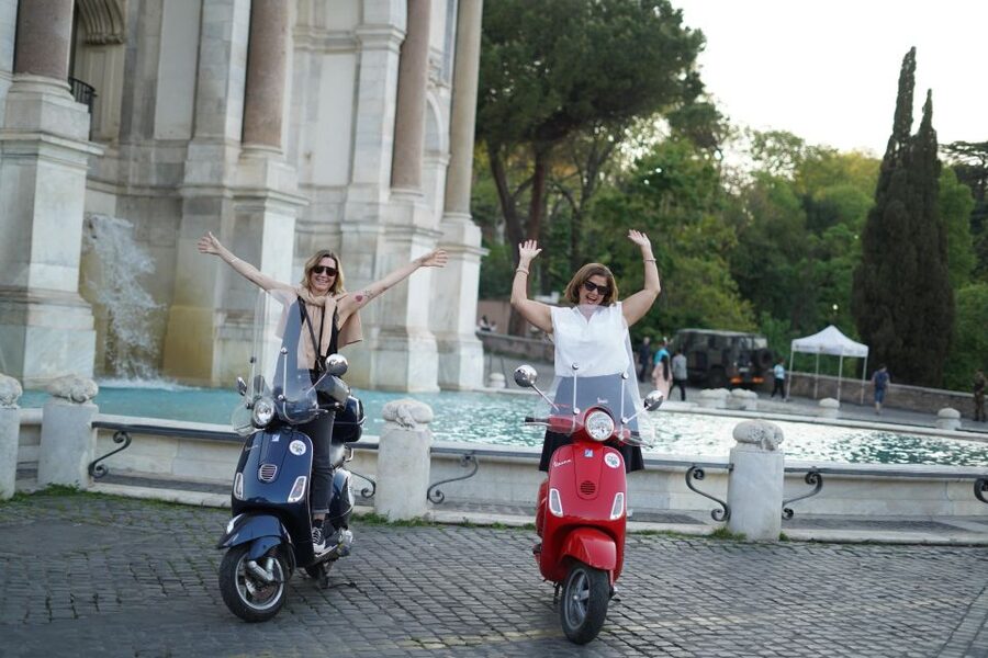 Vespa - Wine and Photo Tour in Rome - Colosseum photo stop: quick, focused, and made for photos